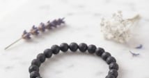 Concours Gagnez un bracelet fait de turquoise, de pierres de lave et de deux petites rondelles or en acier inoxydable!