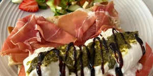 Photo de la Recette: Sandwich Pesto, Prosciutto et Burrata
