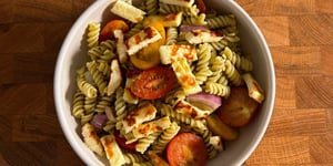 Salade de Fusilli au Pesto et Halloumi Grillé