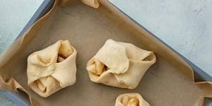 Photo de la Recette: Baluchons aux Pommes, Sauce au Sucre à la Crème