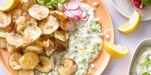 Photo de la Recette: Assiette de Tzatziki au Féta et de Croustilles de Courgettes