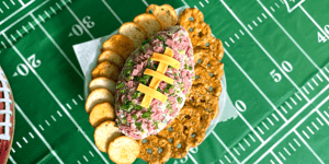 Ballon de Football au Fromage et Smoked Meat Super Bowl