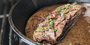Bavette de Boeuf Sauce au Vin Rouge et Échalotes sur le BBQ