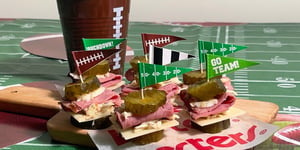 Sandwich de Cornichons au Smoked Meat Super Bowl