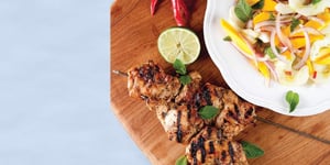 Photo de la Recette: Brochettes de Hauts de Cuisses de Poulet à la Jerk, Salade de Mangue