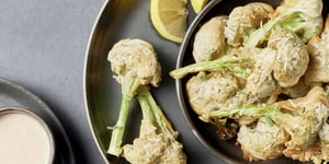 Brocoli Tempura avec Sauce au Tahini Épicée