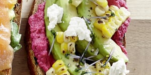 Tartines au Hummus de Betteraves, à l’Avocat et au Maïs Grillé