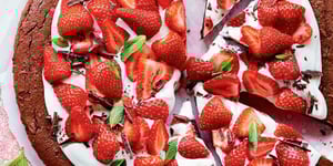 Photo de la Recette: Biscuit Géant au Chocolat, Garniture au Fromage et aux Fraises