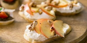 Tartine à la Ricotta, Pêche, Noix de Grenoble et Miel