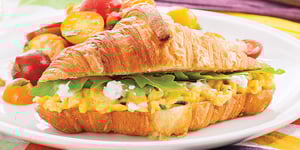 Croissants aux Oeufs Brouillés et Fromage de Chèvre