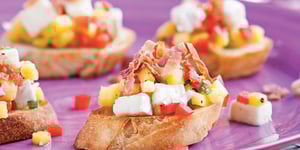 Photo de la Recette: Crostinis au Brie, Bacon et Salsa de Mangue