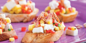 Crostinis au Brie, Bacon et Salsa de Mangue