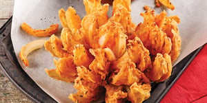 Fleurs d’Oignons Frits avec sa Trempette au Bleu