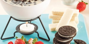 Fondue au Chocolat Blanc et Biscuits Oreo