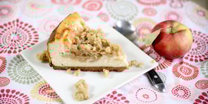Gâteau au Fromage avec Garniture de Pommes, Caramel et Crumble