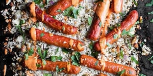 Merguez, Couscous de Chou-fleur aux Herbes, Fromage Féta & Sauce aux Poivrons Rouges