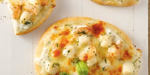 Photo de la Recette: Mini-pizzas aux Fruits de Mer, Sauce Béchamel au Beurre à l’Ail