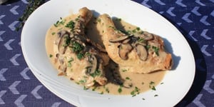 Photo de la Recette: One Pot de Cuisses de Poulet à la Crème, Champignons et Vin Blanc
