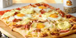 Photo de la Recette: Pizza Déjeuner Jambon-oeufs-bacon