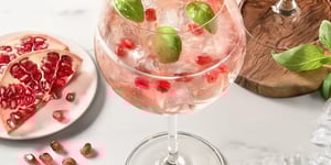 Photo de la Recette: Mocktail : Pétillant aux Baies de Grenade et Basilic