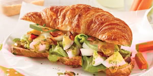 Croissants aux Oeufs et Avocats