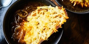 Soupe à l’Oignon à la Bière et aux Fromages Québécois