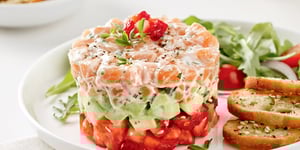Photo de la Recette: Tartare de Saumon étagé, Fraises et Avocat