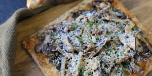 Photo de la Recette: Tarte Fine aux Champignons, Parmesan et Oignons Caramélisés