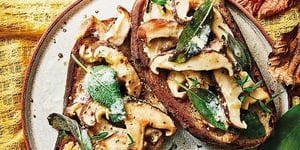 Photo de la Recette: Tartines à l'Ail, Shiitake à la Crème de Mozzarella, Sauge, et Thym