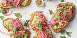 Tartines à l’Avocat, au Halloumi et aux Oignons Marinés