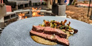 Photo de la Recette: Tomahawk de Boeuf sur Feu de Bois, Sauce aux Oignons Brûlés
