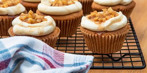 "CUPCAKES" POMMES-CANNELLE ET GLAÇAGE AU FROMAGE À LA CRÈME