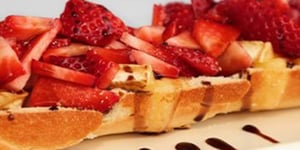 Photo de la Recette: BAGUETTE AU BRIE DE PORTNEUF FONDANT AUX FRAISES ET CARAMEL BALSAMIQUE