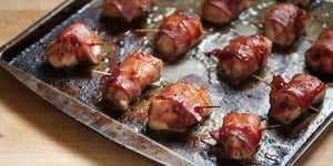 Photo de la Recette: BOUCHÉES DE DINDON AU BACON AVEC SAUCE BARBECUE AUX CANNEBERGES ET CHIPOTLES