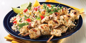 Photo de la Recette: BROCHETTES DE POULET CHIMICHURRI ET SALADE DE QUINOA SUD AMÉRICAINE