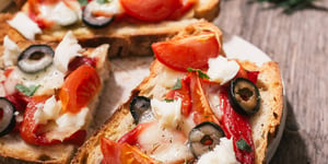 Photo de la Recette: BRUSCHETTAS À LA MÉDITERRANÉENNE, RECETTE SANS GLUTEN