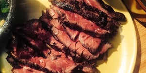 Photo de la Recette: Bavette Marinée aux Pommes et aux Échalotes