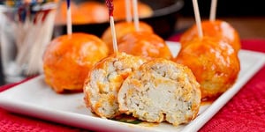 Photo de la Recette: Boulettes de Poulet Farcies au Feta Sauce Buffalo