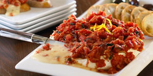 Photo de la Recette: Brie au Four Garni de Tomates Épicées