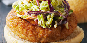 Burgers de Poulet et Salade de Chou au Gingembre et à l'aïoli
