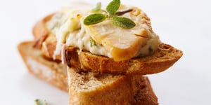 CANAPÉS CROSTINI AVEC HARICOTS BLANCS, POULET ET SAUGE