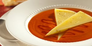 Photo de la Recette: CRÈME DE TOMATE GARNIE DE FROMAGE LE COUREUR DES BOIS FONDANT ET DE MIEL