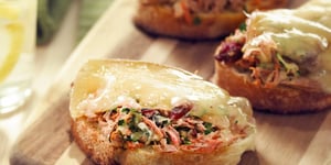 Photo de la Recette: CROÛTON GRILLÉ AU THON ET AU FROMAGE LE CRU DU CANTON