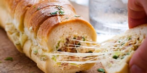 Photo de la Recette: Cheesy Bacon Jalapeno Baguette avec Beurre à L'ail