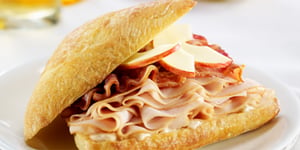 Photo de la Recette: Ciabatta à la Dinde Fumée, Bacon, Pommes et Mayonnaise