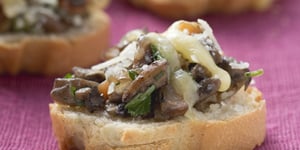 Photo de la Recette: Copeaux de Bœuf sur Crostini au Raifort