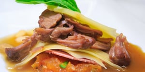 Photo de la Recette: EFFILOCHÉ DE VEAU ET LANGUE BRAISÉE, FROMAGE LE CANOTIER DE L’ISLE, COMPOTE À LA TOMATE GRILLÉE, BASILIC