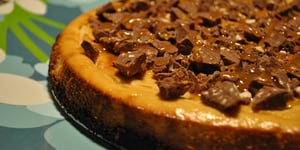 Photo de la Recette: Gâteau au Fromage au Caramel Garni de TOBLERONE