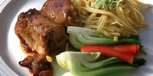 Photo de la Recette: HAUTS DE CUISSES DE POULET FARCIS AUX OIGNONS CARAMÉLISÉS ET CANNEBERGES