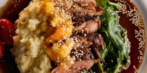 Photo de la Recette: Joue de Porc Braisée Polenta Crémeuse au Cheddar et Tombée de Chou de Savoie